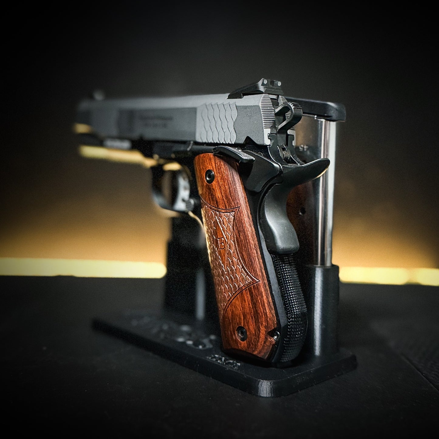 3D-printed 1911 Pistol & Magazine Stand is designed to hold a standard single-stack 1911 handgun along with three 1911 magazines