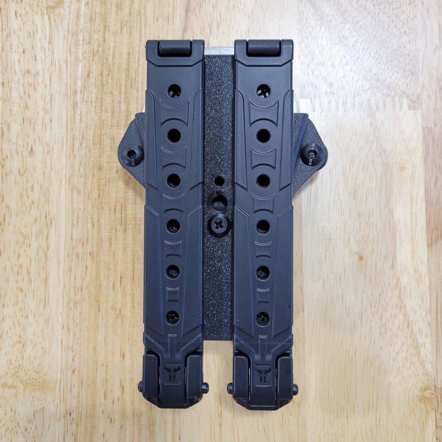 Smith and Wesson Handcuff Holster for the Smith and Wesson chain-style handcuffs from Four Brothers 4Bros Holsters.  This carrier works well on Molle.