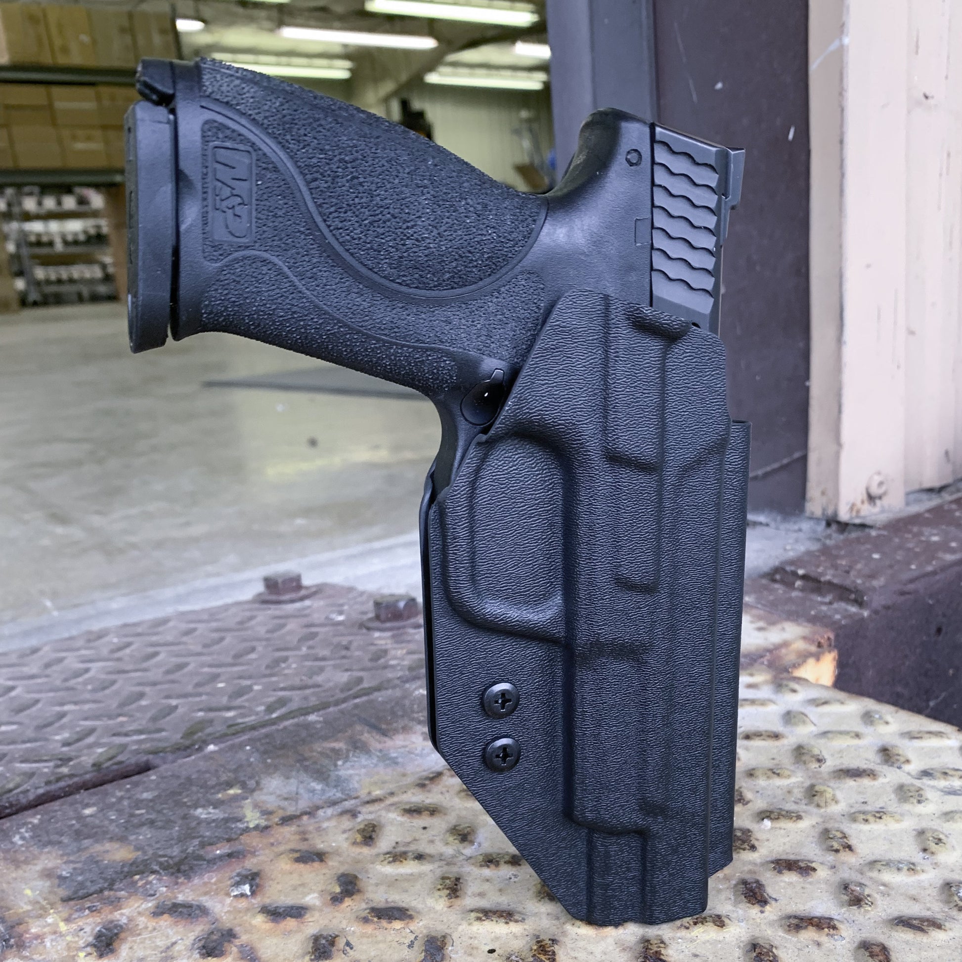 For the best OWB Outside Waistband Holster for the Smith and Wesson M&P 5” gen 1.0 or gen 2.0 pistol, shop Four Brothers 4BROS Holsters.  Made in the USA.