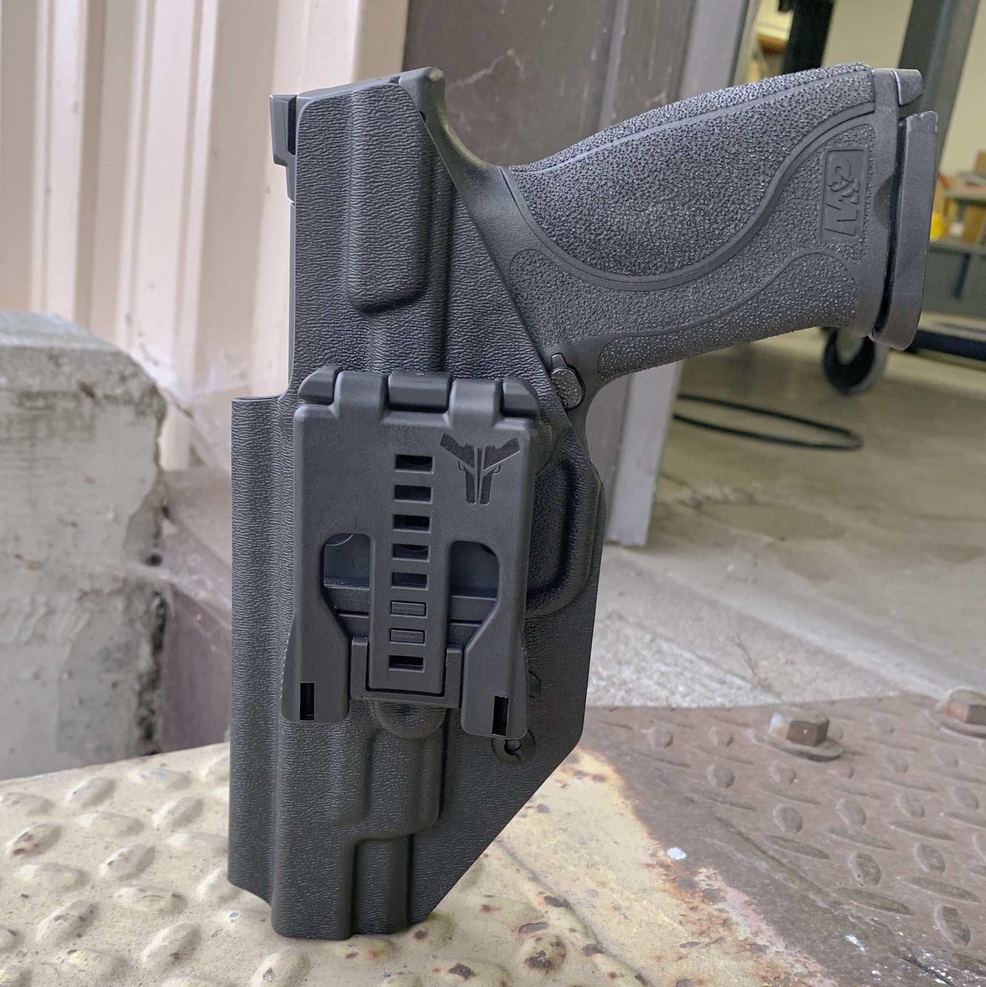 For the best OWB Outside Waistband Holster for the Smith and Wesson M&P 5” gen 1.0 or gen 2.0 pistol, shop Four Brothers 4BROS Holsters.  Made in the USA.