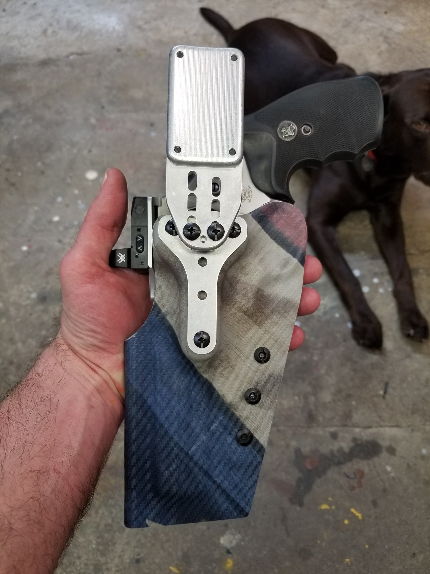 Machined from 6061 aluminum Offset hanger slots allow cant and ride height adjustments Fits 1 1/2" width belt ONLY Compatible with the Bladetech/Comp-tac hole pattern as well as G-Code and some Safariland patterns. Edges and corners are blended and smoothed to reduce wear and tear on your hand