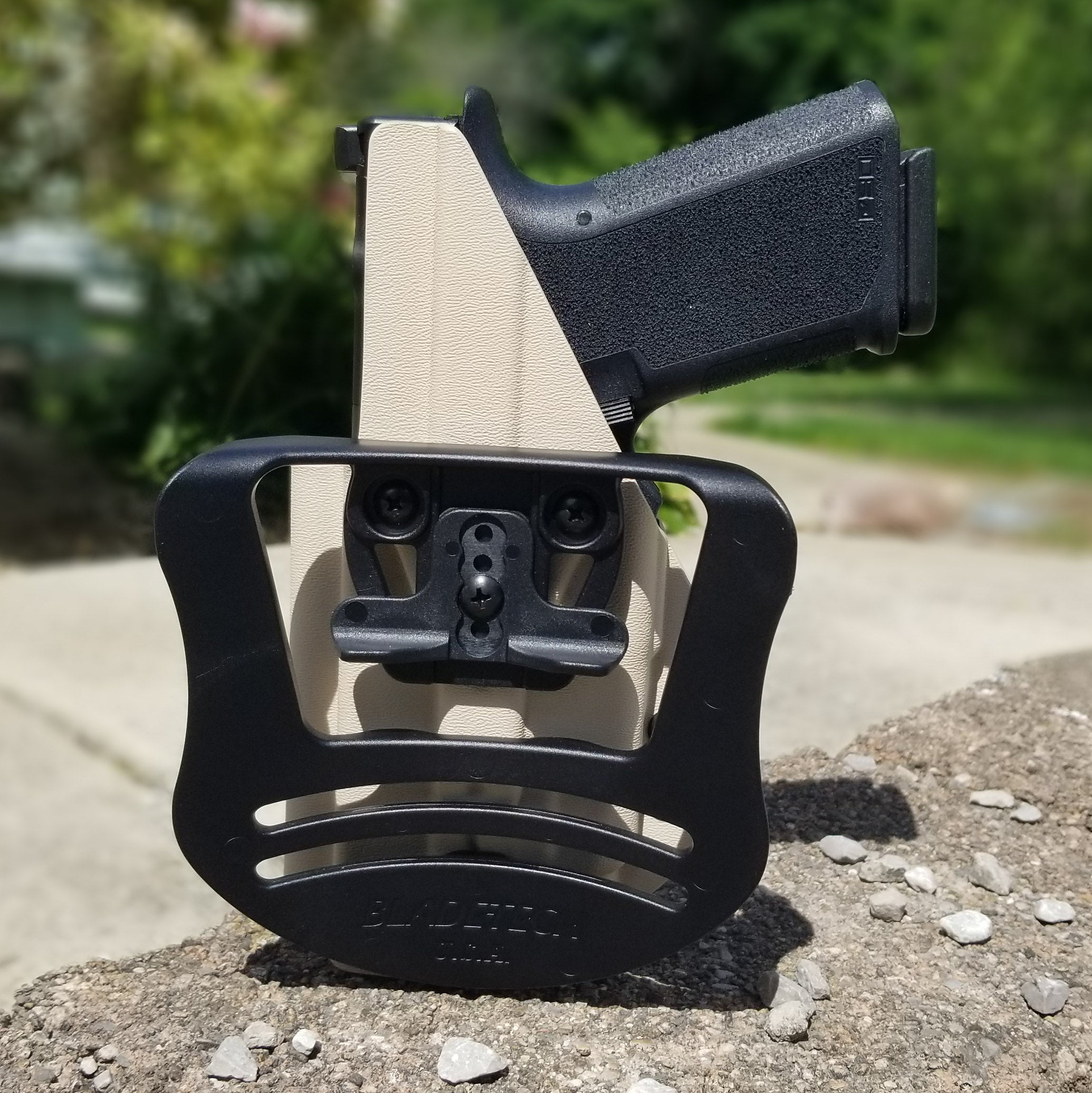 Outside waistband holster designed to fit the Polymer80 PF940 and PF940C pistols with Streamlight TLR-7 or TLR-7A Weapon mounted light. Holster will fit compact, standard and long slides. (Glock 19 & 17 slides) Open Muzzle for threaded barrel, full sweat guard, adjustable retention, minimal material, reduced printing