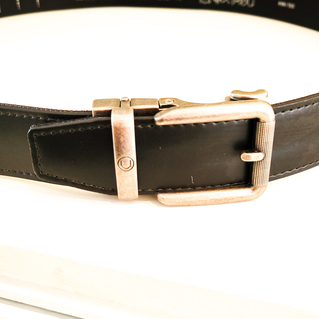 Introducing the black Rogue belt – one of the more versatile belts in our line-up. They have a classic rugged look that go well with every day wear like jeans or chinos. The knurled area of the buckle is nice touch. These ratchet belts looks like a regular belt without the regular belt inconvenience.