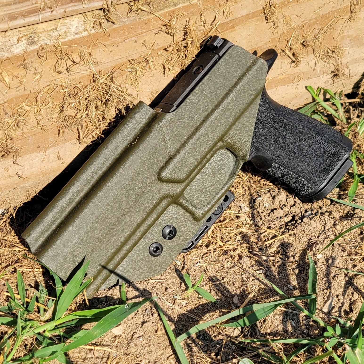 For the best IWB Kydex Inside Waistband Holster for the Sig Sauer P320-XTEN 10MM pistol shop Four Brothers 4BROS Holsters.  Holsters proudly made in the USA.