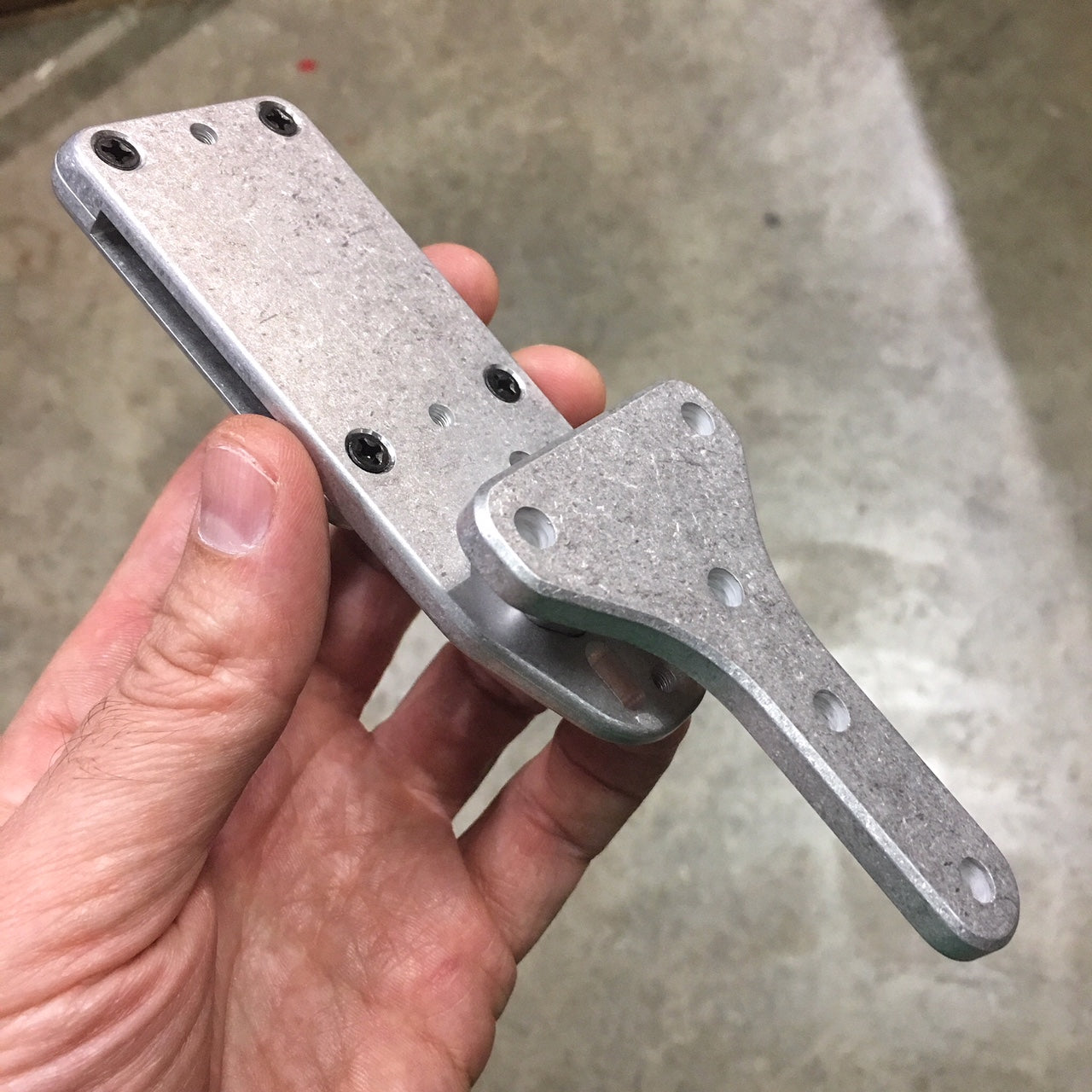 Machined from 6061 aluminum Offset hanger slots allow cant and ride height adjustments Fits 1 1/2" width belt ONLY Compatible with the Bladetech/Comp-tac hole pattern as well as G-Code and some Safariland patterns. Edges and corners are blended and smoothed to reduce wear and tear on your hand